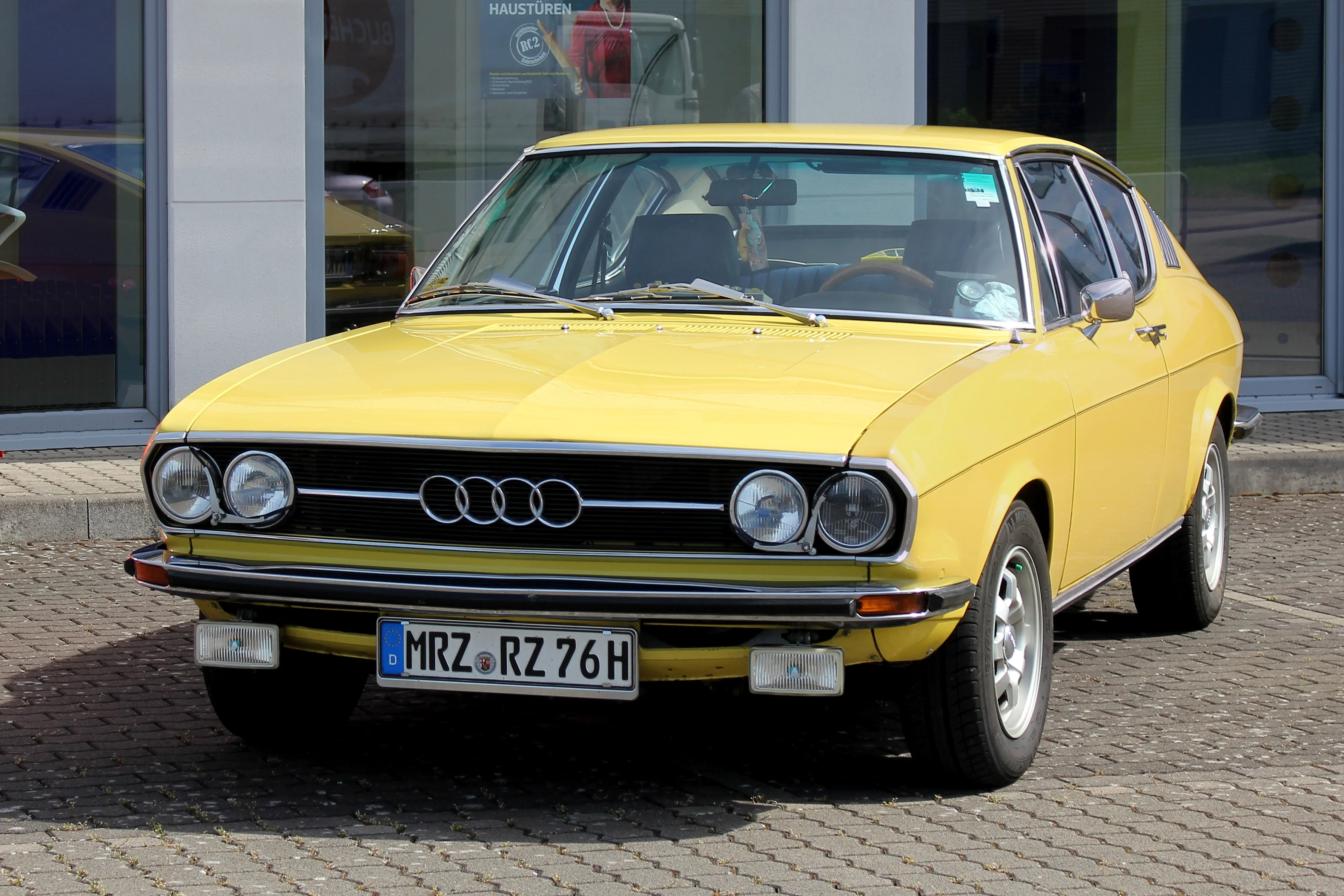 Audi 100 – Audi mid-size luxury / executive car