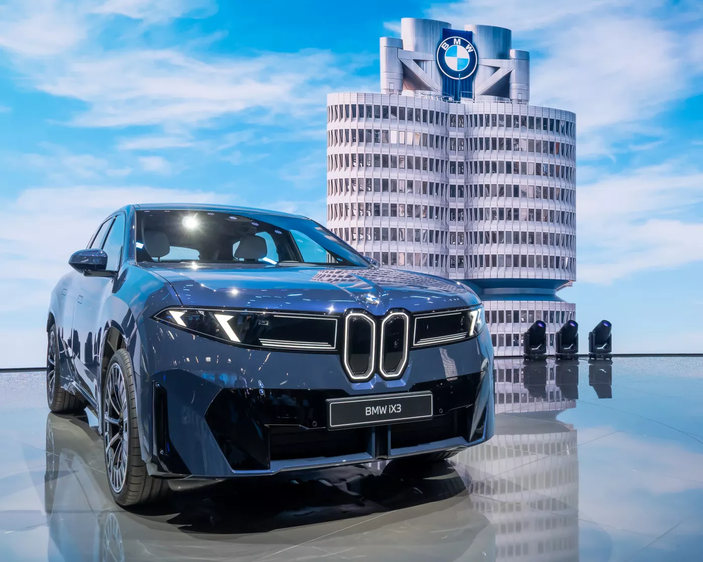 BMW iX3 – BMW compact luxury crossover suv