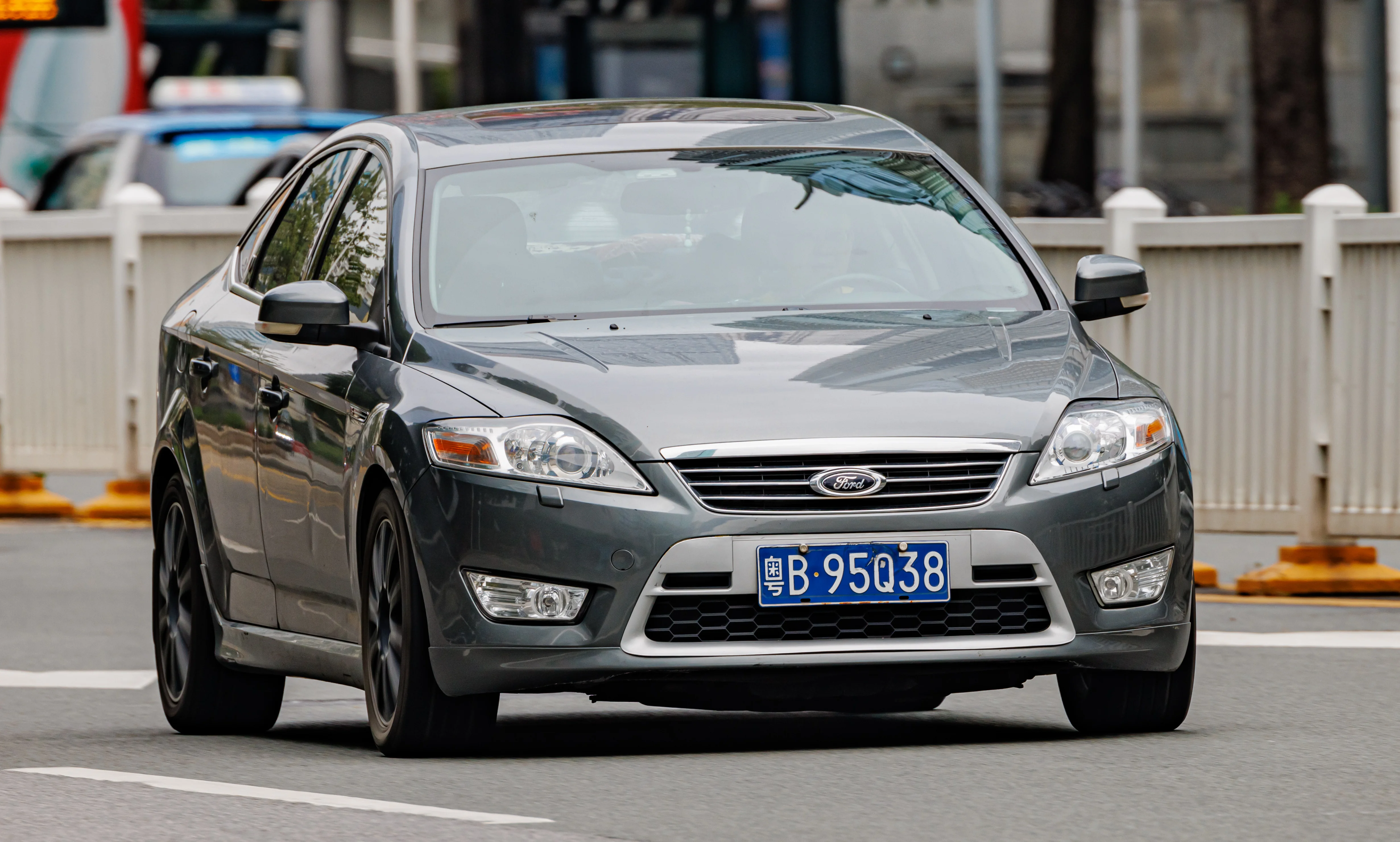 Ford Mondeo – Ford mid-size/large family car full-size car