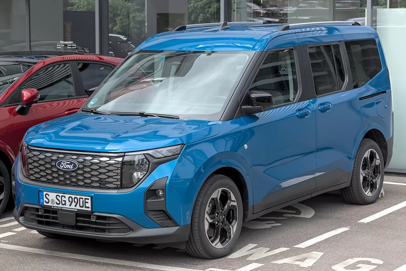 Ford Transit Courier – Ford small commercial vehicle leisure activity vehicle