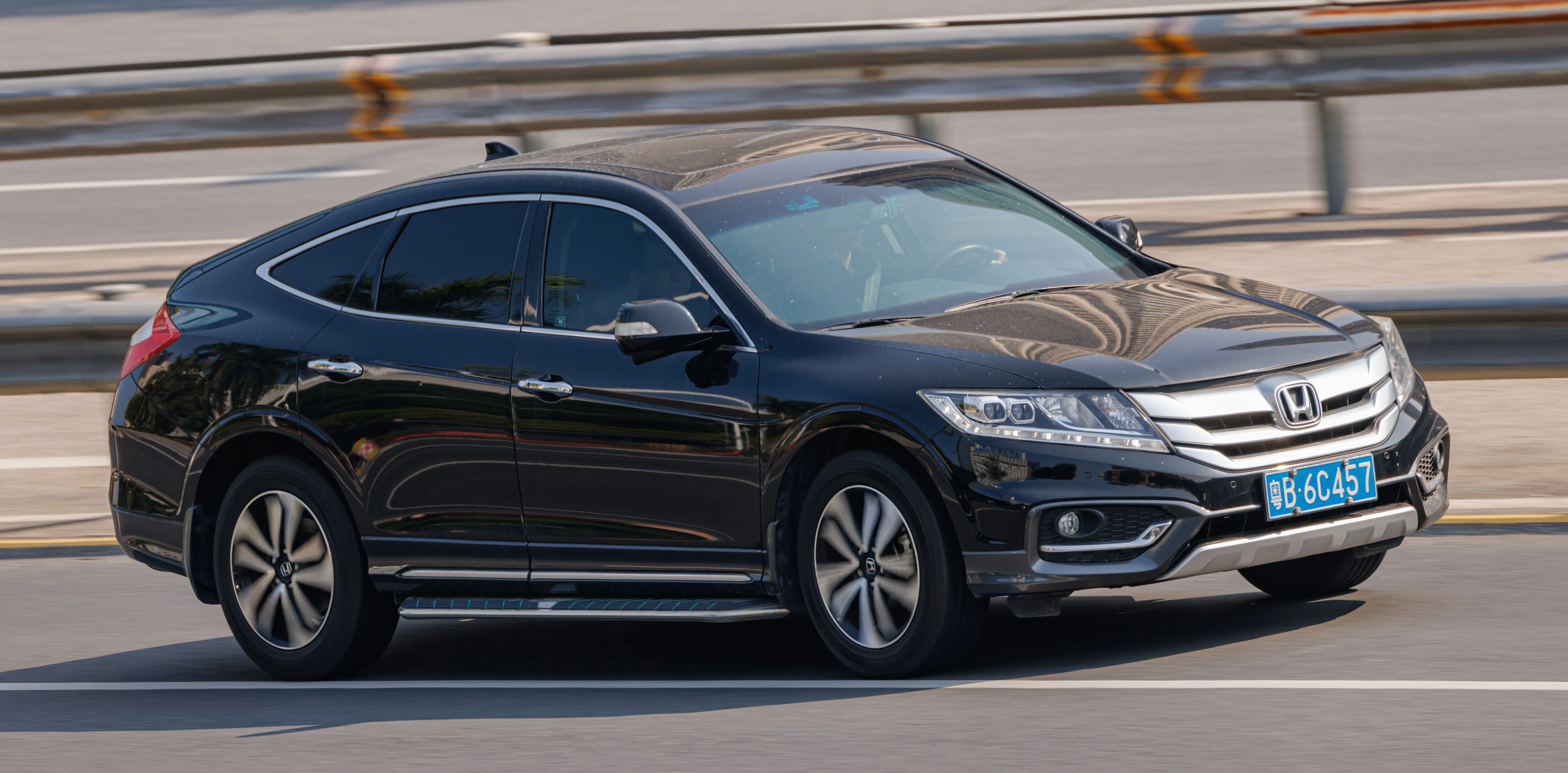 Honda Crosstour – Honda mid-size crossover suv