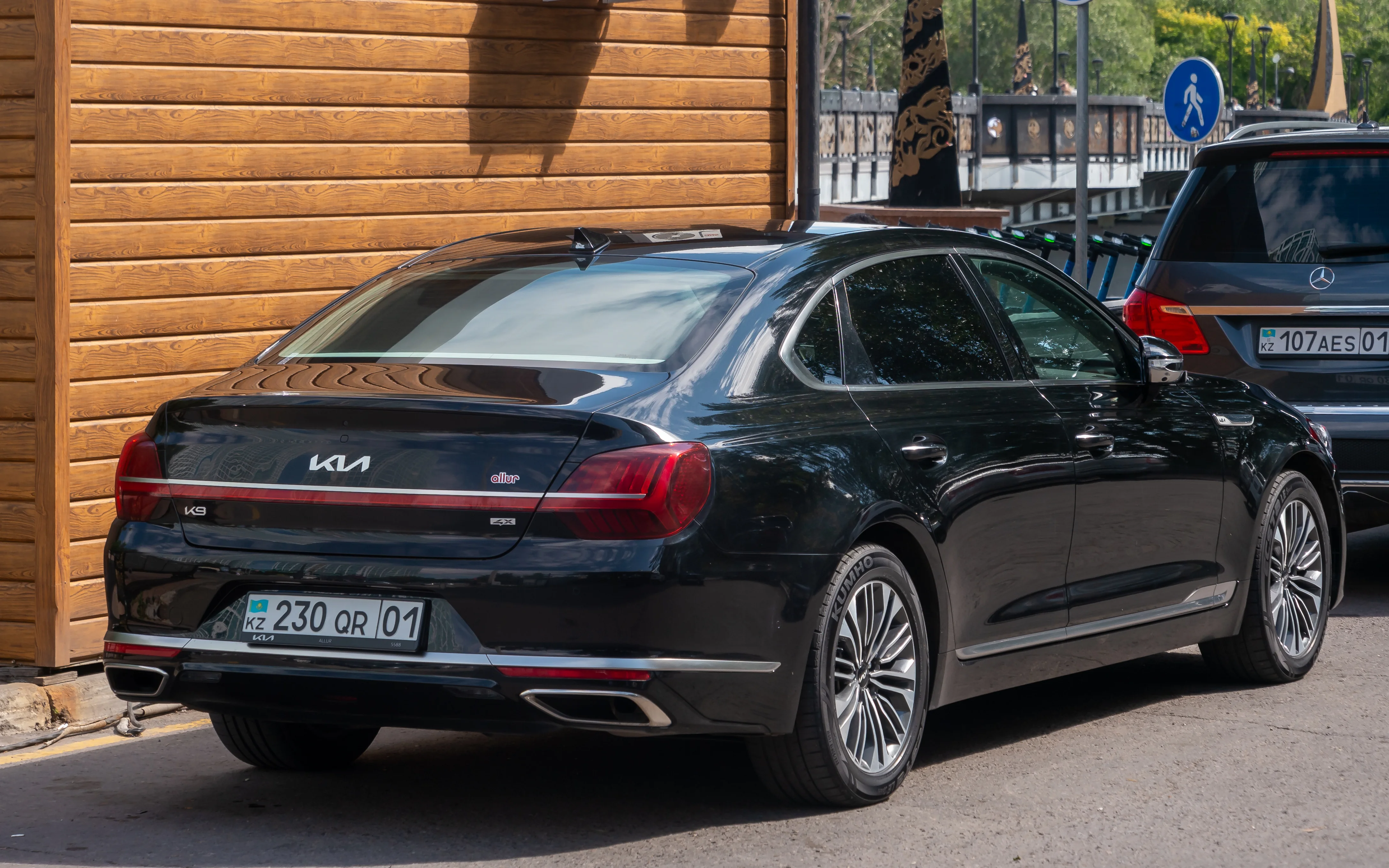 Kia K9 – Kia full-size luxury car