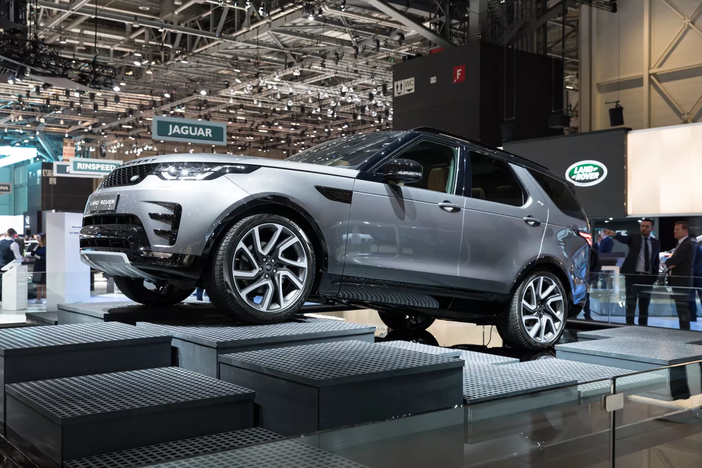 Land Rover Discovery – Land Rover mid-size luxury suv
