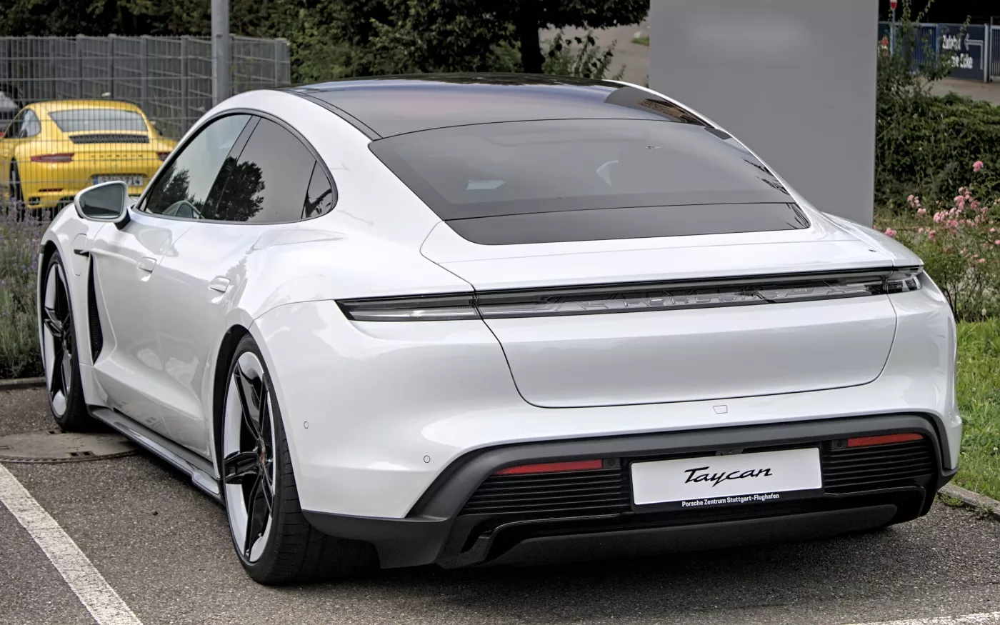 Porsche Taycan – Porsche executive car