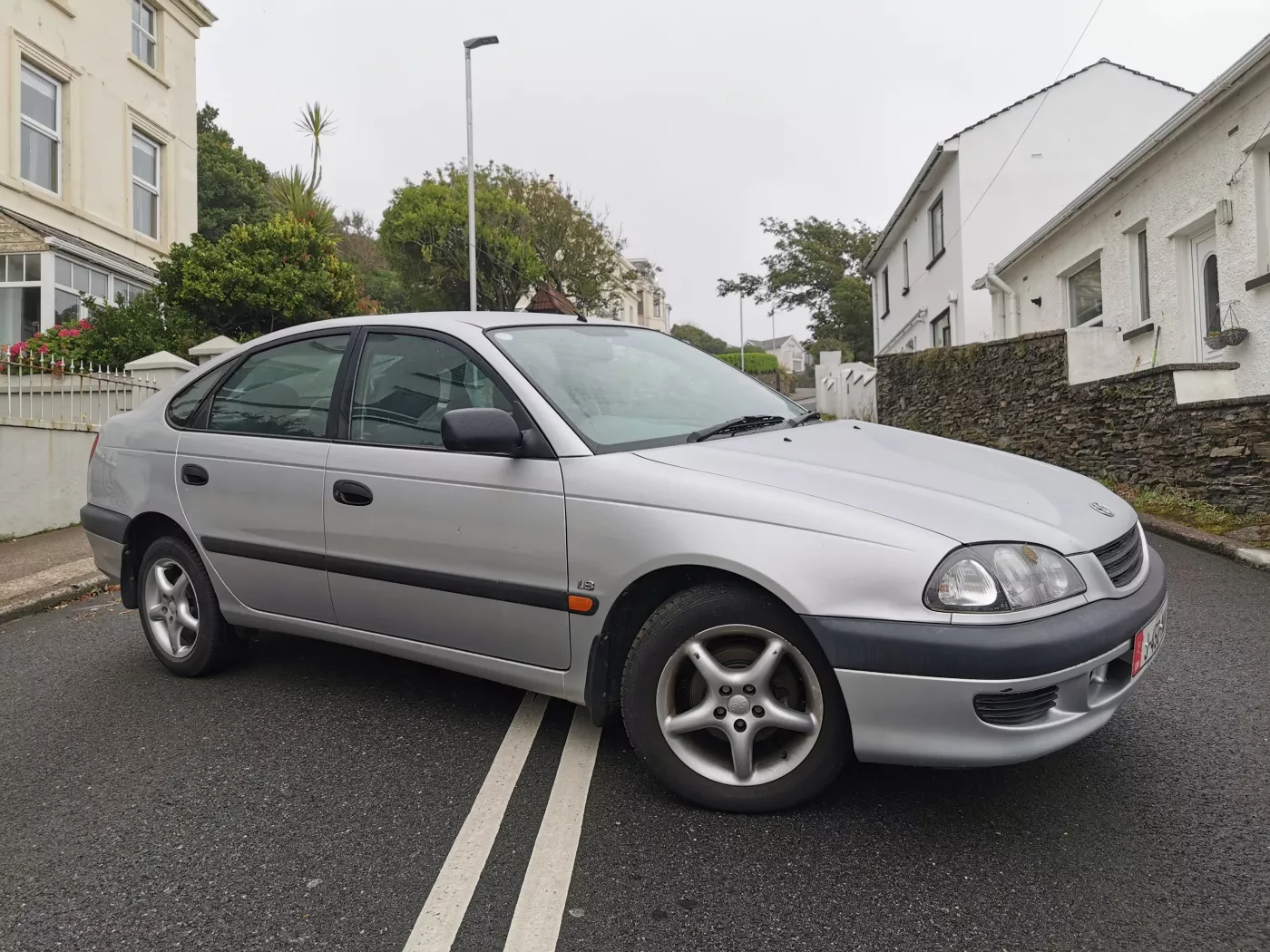 Toyota Avensis – Toyota mid-size/large family car