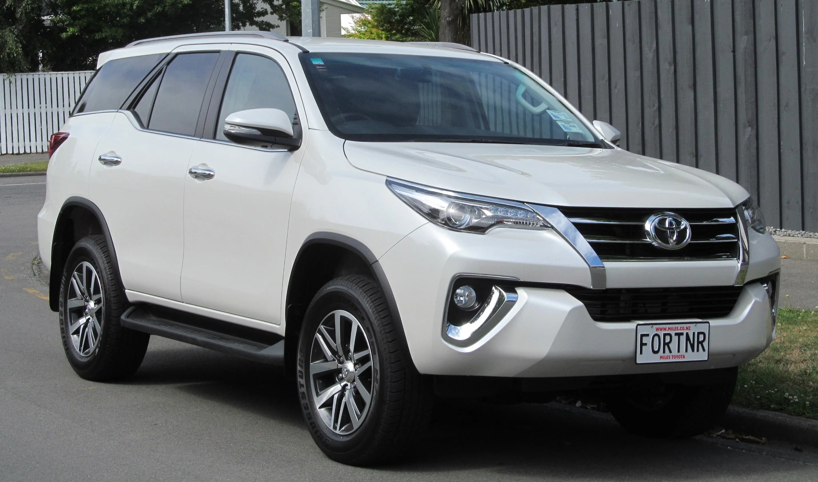 Toyota Fortuner – Toyota mid-size suv