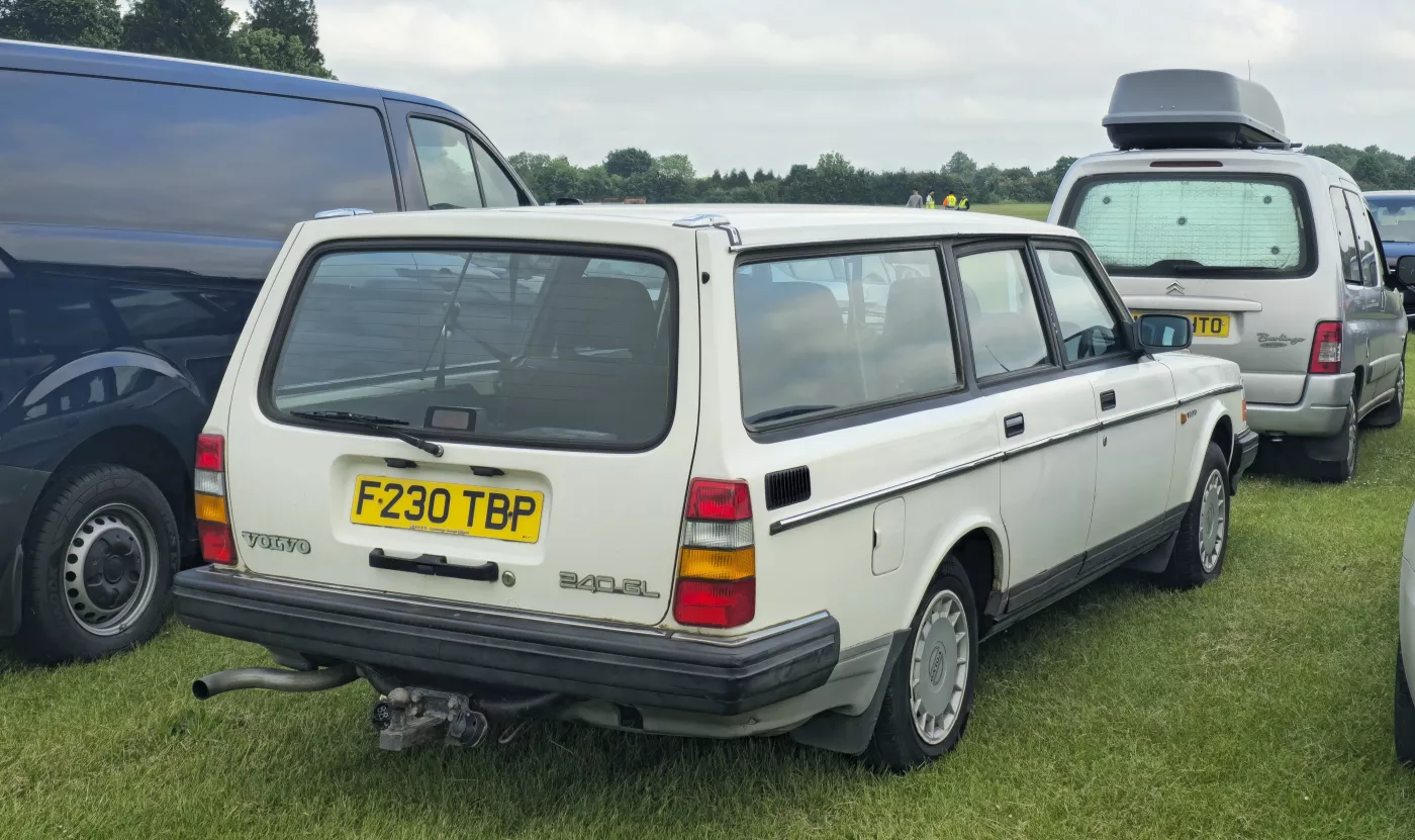 Volvo 200 Series – Volvo mid-size car / executive car