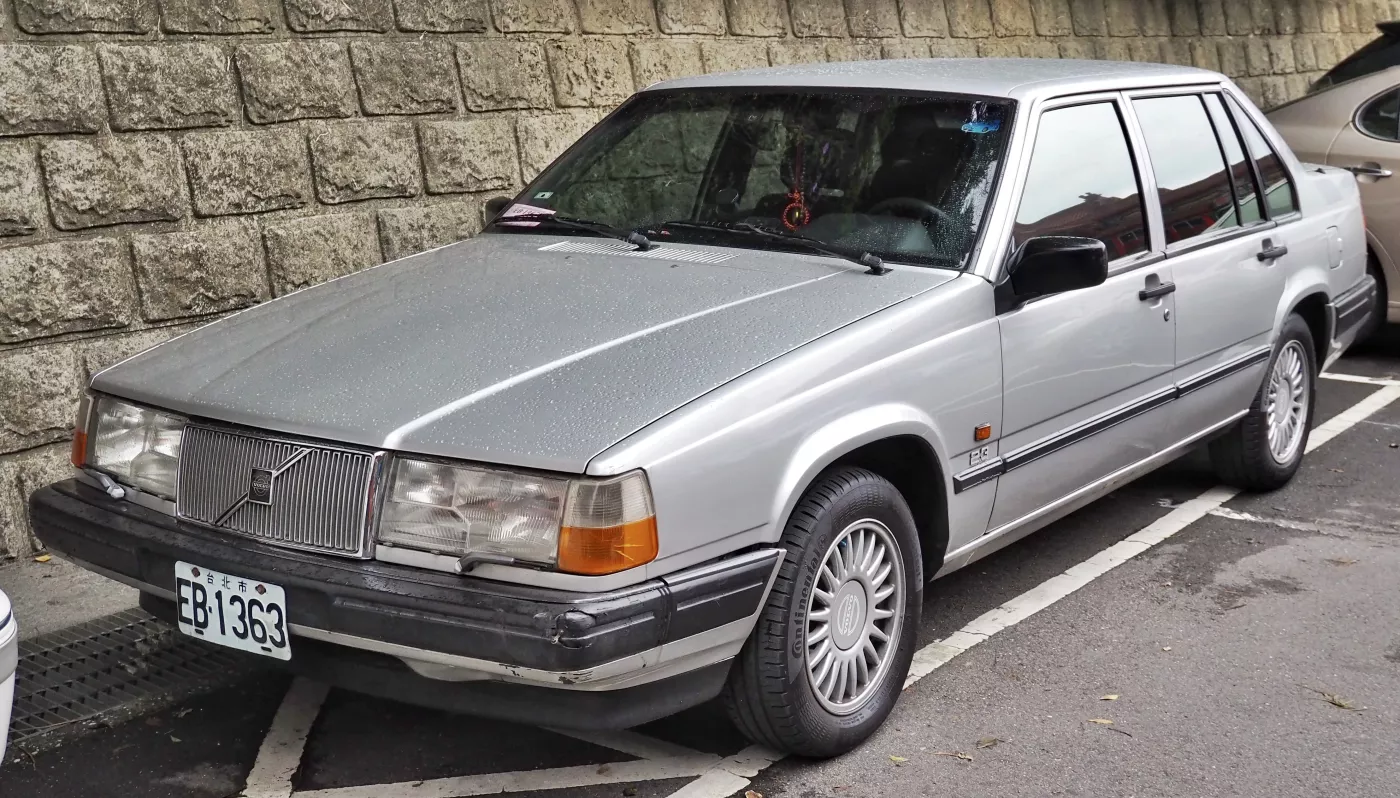 Volvo 900 Series – Volvo mid-size luxury / executive car